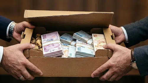 İzmir'de İncir Kutusunda 300 Bin TL Rüşvet İddiası! Okul Müdürünün İhbar Ettiği Müfettiş Suçüstü Yakalandı
