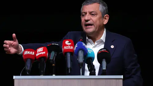 YENİ Parti lideri Özgür Özel: Demokrasi ya da otokrasi için tarihi dönemeci aşıyoruz!