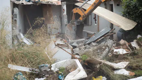 Mersin Yenişehir'de Tehlikeli Metruk Bina Yıkıldı
