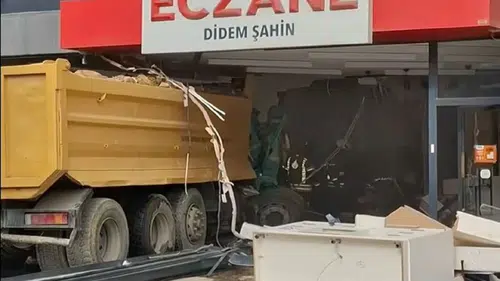 İstanbul Pendik'te Hafriyat Kamyonu Eczaneye Daldı! 7 Kişi Yaralandı