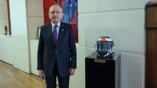 Kılıçdaroğlu, kazada hayatını kaybeden motokurye için emanet edilen kaskı makam odasına koydu