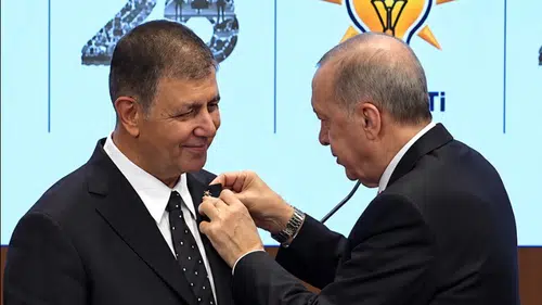 Cemil Tugay AK Parti’ye katıldı: Rozetini Cumhurbaşkanı Erdoğan taktı
