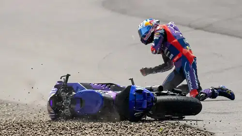 Toprak Razgatlıoğlu MotoGP'de Korkutan Kaza Geçirdi! Omzu Çıkan Milli Motosikletçi Herkesi Şaşırtan Bir Hareket Yaptı