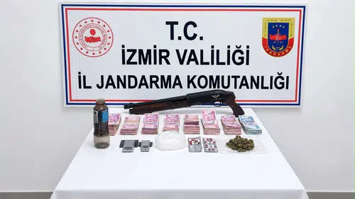 İzmir’de uyuşturucu operasyonu: Kokain ve ruhsatsız tüfek ele geçirildi
