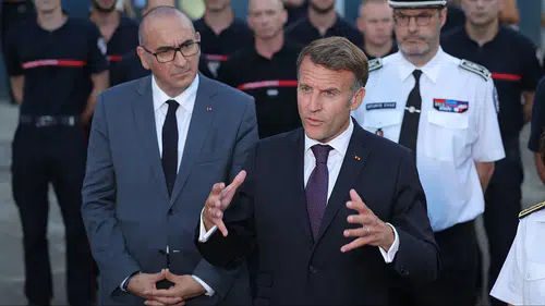 Fransa'da protestolar sonrasında Macron, İçişleri Bakanı'nın istifasını reddetti