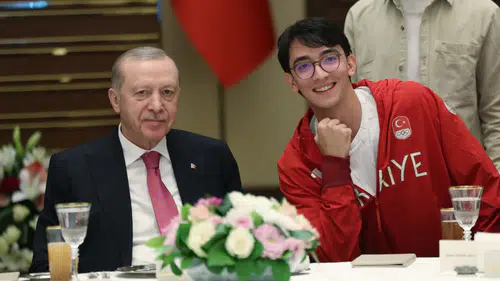 Cumhurbaşkanı Erdoğan'dan gençlere çağrı: "Türkiye Cumhuriyeti sizin öz yurdunuzdur"