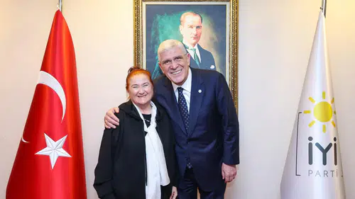 Sanatçı Sabahat Akkiraz'ın İYİ Parti ziyareti sosyal medyayı salladı! İYİ Parti'ye katılacak mı?