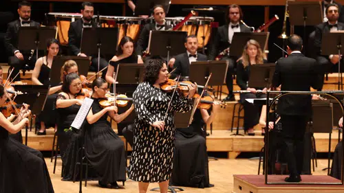 AASSM’de Büyüleyen Gece: Hande Küden, “Romantizmin İki Yüzü” Konseriyle İzmir’i Etkiledi