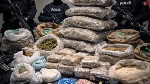 Türkiye genelinde 24 ilde düzenlenen uyuşturucu operasyonlarında 144 gözaltı, 1 ton uyuşturucu ele geçirildi