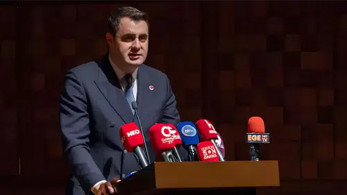 CHP İzmir İl Başkanı Güç, AK Parti'nin İzmir'e düşmanlık yaptığını ve hizmetleri engellemeye çalıştığını belirtti