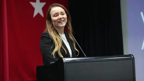 Konak'ta Hibrit Kariyer Zirvesi: Yapay Zeka ile Gençlerin Geleceği Şekilleniyor