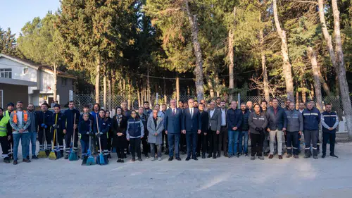 İzmir'de mezarlıklarda Ramazan Bayramı öncesi temizlik ve bakım çalışmaları başladı