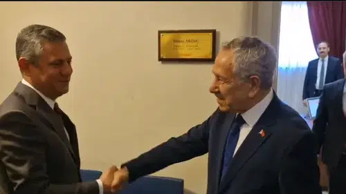 Özgür Özel, Bülent Arınç’ı Meclis’te Ziyaret Ederek Baş Başa Görüştü