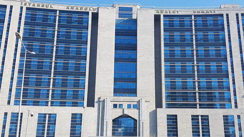 İstanbul'da dolandırıcılık operasyonu: 8 kişi tutuklandı, çok sayıda dijital delil ele geçirildi