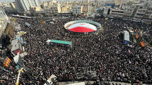 Tahran'da Ali Laricani ve Tümgeneral Süleymani için binlerce kişinin katıldığı cenaze töreni düzenlendi