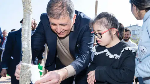 İzmir'de itfaiyecilere ithaf edilen mikro orman dikimi başladı, 10 bin ağaçla şehir yeşilleniyor