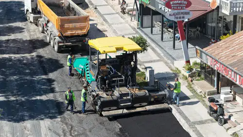 Çeşme'de Yaz Sezonu Öncesi Yol Yenileme Çalışmaları Hız Kazandı