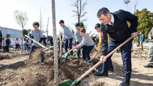 İzmir Kültürpark'ta 190 fidan dikildi, park yeşil bir nefes kazandı!
