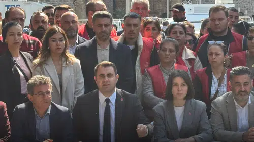 İzmir’de Meslek Fabrikası gerilimi büyüdü: Pankart indirildi, ikinci arbede yaşandı