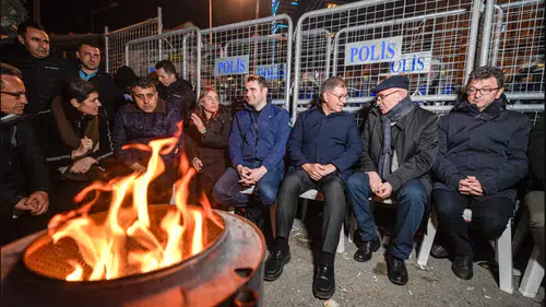 İzmir Meslek Fabrikası nöbeti gece boyunca sürdü: Cemil Tugay ve yurttaşlardan dayanışma mesajı