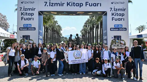 İZKİTAP’a öğrenci akını: İzmir Kitap Fuarı’nda kitap ve imza heyecanı