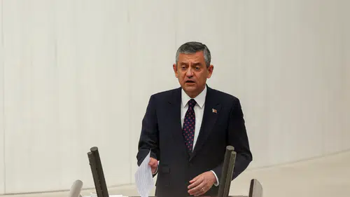 Özgür Özel’den Meclis kürsüsünde sert mesaj: “Biz boynumuzu veririz ama boyun eğmeyiz”