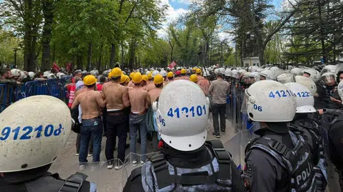 Doruk Madencilik İşçileri Açlık Grevinde 8. Günde: Bakanlığa Yürüyüşlerine Polis Ablukası