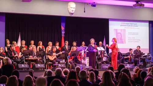 İzmir’de otizme dikkat çeken anlamlı konser: Kırmızı güllerle güçlü mesaj