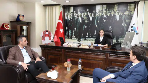 Çiğli’de 23 Nisan’da koltuk üç çocuğa emanet edildi: Minik başkanlardan dikkat çeken gelecek vizyonu