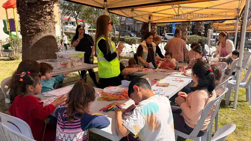 İzmir’de 23 Nisan coşkusu sokaklara taştı: Gezici Sahne çocuklarla buluştu