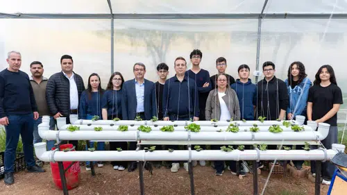 Yenişehir’de eğitim ve tarım aynı serada buluştu: Öğrenciler topraksız tarımla kendi ürünlerini yetiştiriyor