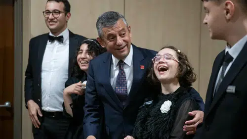 Özgür Özel’den İzmir mesajı: “Seçmen bize tüketici değil yatırımcı kredisi verdi”