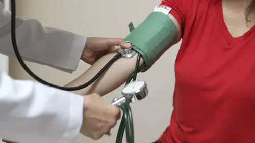 İzmir’de Tek Çatı Altında Sağlık ve Destek Hizmeti: Karşıyaka’daki Merkez Ailelere Nefes Oluyor