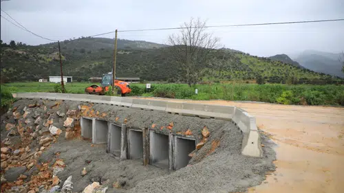 Milas’ta yağışla hasar gören köprü 26 saatte yeniden ulaşıma açıldı