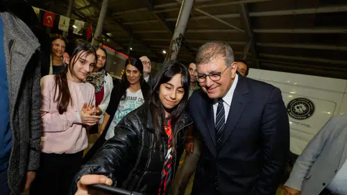 İzmir Büyükşehir Belediyesi’nden gençlere büyük destek: Ulaşımdan eğitime yeni dönem