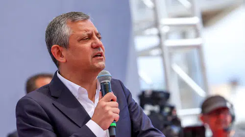 Özgür Özel’den Gençlere Mesaj: “Az Sıkın Dişinizi, Yasaksız Türkiye Geliyor”