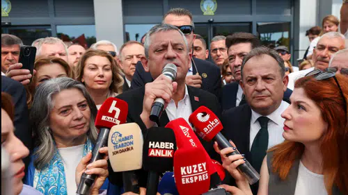 Özgür Özel Trabzon’da konuştu: “Seçme ve seçilme hakkı saldırı altında”
