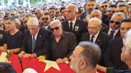 Kemal Kılıçdaroğlu, Kadir İnanır'ın cenaze törenine katıldı