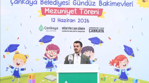 Çankaya’da Mezuniyet Coşkusu: 515 Minik Kep Atarak Yeni Eğitim Yolculuğuna Uğurlandı