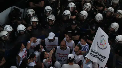 Öğretmenlerden hak talebi: Mülakat mağdurları gözaltına alındı, destek büyüyor!