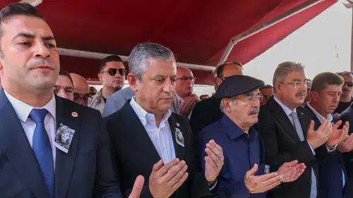 Özgür Özel, Yılmaz Büyükerşen’in kardeşi Güzin Büyükerşen’in cenazesine katıldı