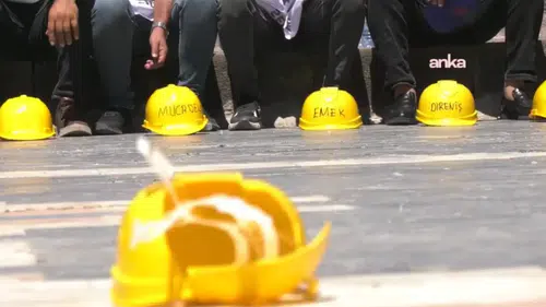 Eskişehir'de Doruk Madencilik işçileri alacakları için Kızılay'da oturma eylemi başlattı