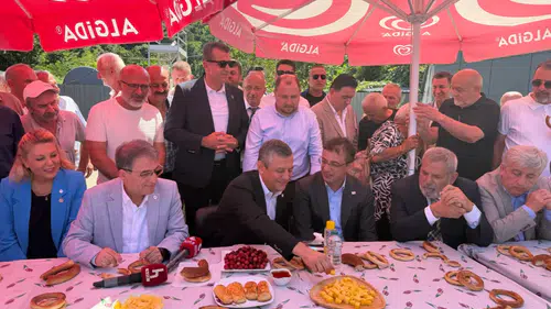 Özgür Özel, Rize'de YENİ Parti ile Yeni Bir Dönem Müjdesi Verdi