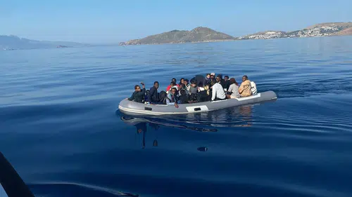 İzmir Menderes açıklarında 18 düzensiz göçmen yakalandı