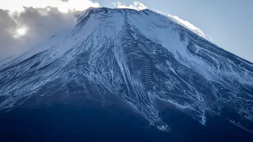 Fuji Dağı'na tırmanan baba, zirveye ulaşmak için küçük oğlunu tek başına bıraktı