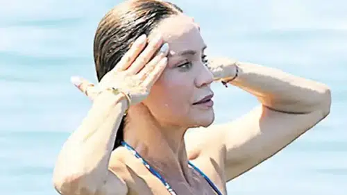 Ebru Şallı defile sonrası Bodrum’da denize girdi
