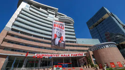 CHP 103. Yaşını Kutluyor: "Atatürk'ün Yolunda Aydınlık Yarınlara" Afişi Asıldı