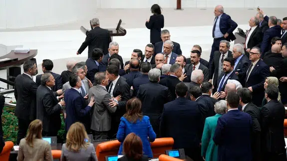 AKP'liler ve MHP'liler oy sayımını durdurmaya çalıştı!