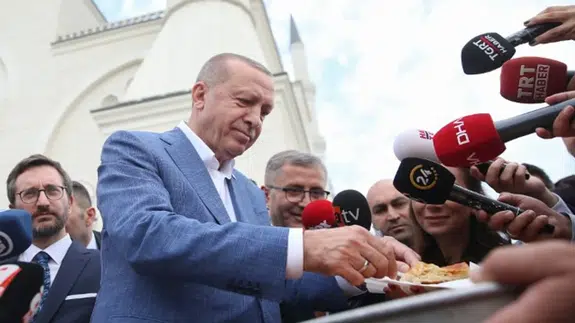 Erdoğan ile gazeteciler arasında ''ayar verme'' diyaloğu