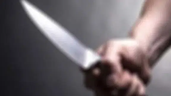 Alacağını isteyen arkadaşını bıçaklama anı kamerada